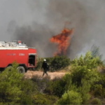 Πυρκαγιά σε αγροτοδασική έκταση στην Καλλονή Τροιζηνίας - Εναέρια μέσα στην κατάσβεση