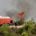 Πυρκαγιά σε δασική έκταση στους Αγίους Θεοδώρους Κορινθίας