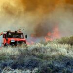 Σε εξέλιξη μεγάλη πυρκαγιά σε χορτολιβαδική έκταση στην οδό Αμπελώνος στην Παιανία