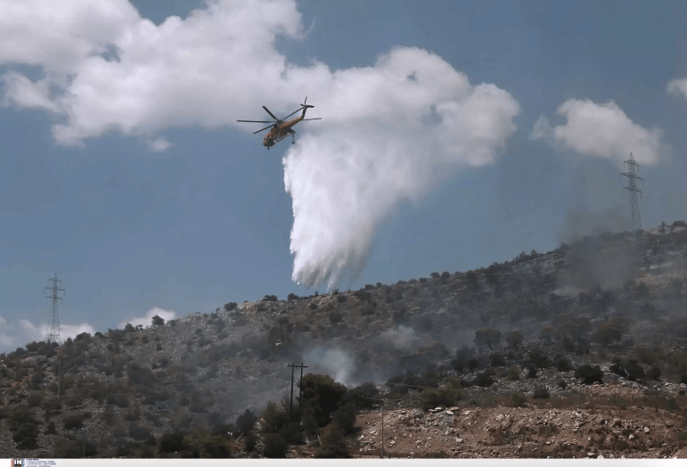 Πυρκαγιά στη Νέα Πέραμο: Βελτιωμένη η εικόνα – Συνεχείς αναζωπυρώσεις, αναμένεται ενίσχυση των ανέμων