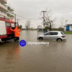 Η πυροσβεστική απεγκλώβισε ζευγάρι από αμάξι στην Παραλία Κατερίνης (Φωτό)