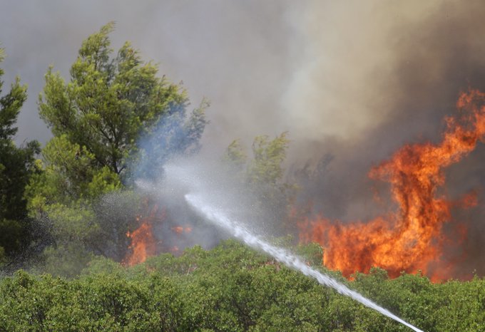 Πυρκαγιά σε δασική έκταση στο Δερβένι Κορινθίας