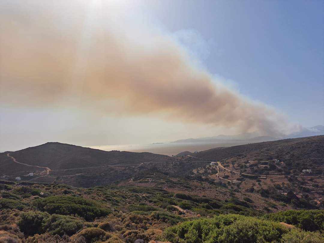 Πυρκαγιά στην Κάρυστο: Εκκενώνονται τέσσερις οικισμοί - Μήνυμα από το 112