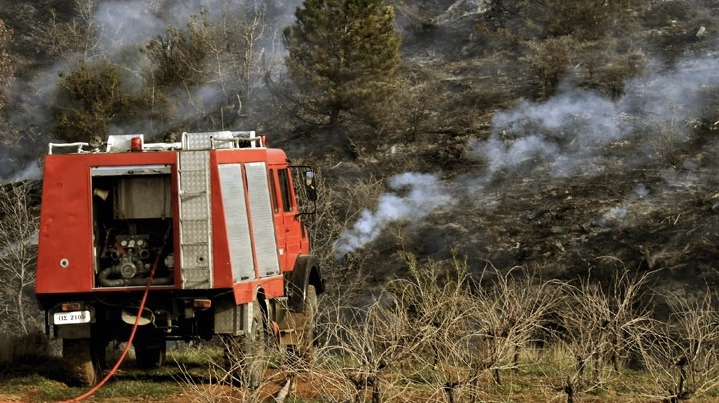 Πυρκαγιά σε χαμηλή βλάστηση στο Πέραμα Αττικής