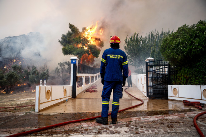 Πυρκαγιές: Τουλάχιστον 60 πυροσβέστες τραυματίες ή με αναπνευστικά προβλήματα