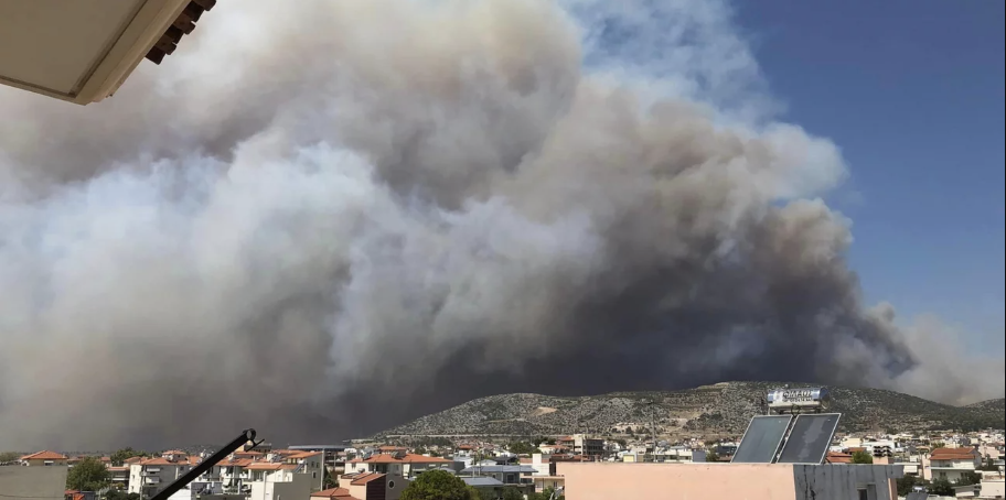 Πυρκαγιά στην Φυλή: Ανεβαίνει προς Πάρνηθα το πύρινο μέτωπο - Κάηκαν σπίτια στη Χασιά