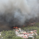 Πυρκαγιά στην Πάρνηθα: Δραματικές ώρες στην Αγία Παρασκευή – Καίγονται τα πρώτα σπίτια, εκκενώνεται ο οικισμός