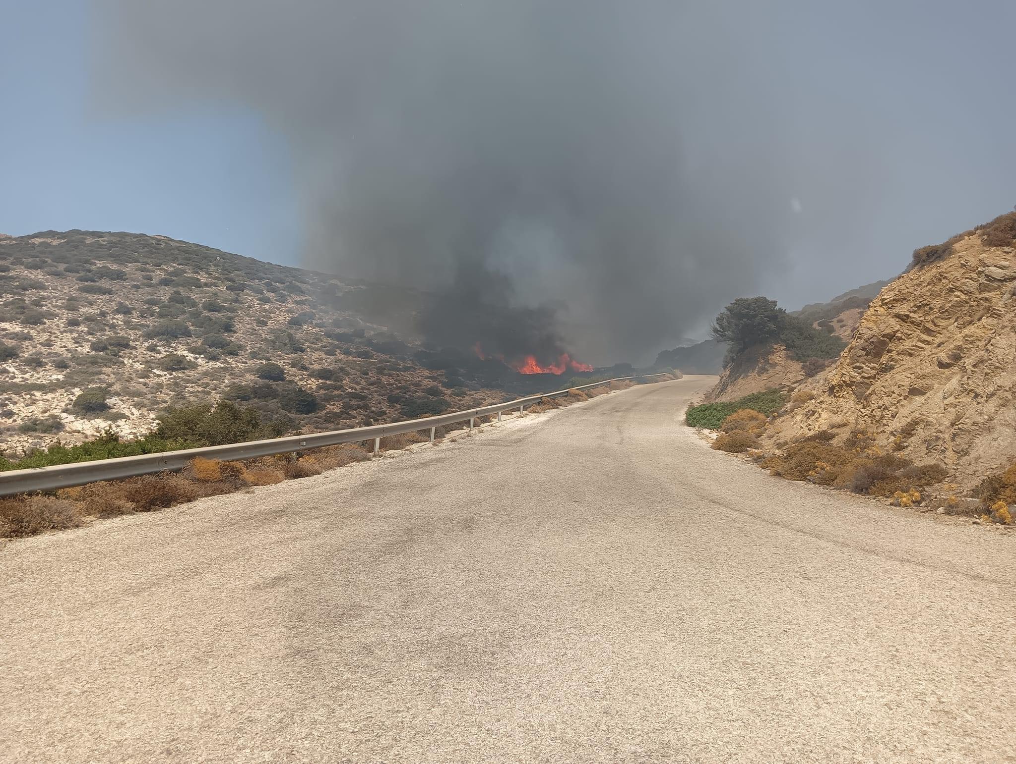 Πυρκαγιά σε χαμηλή βλάστηση στο Σπήλαιο Αντιπάρου