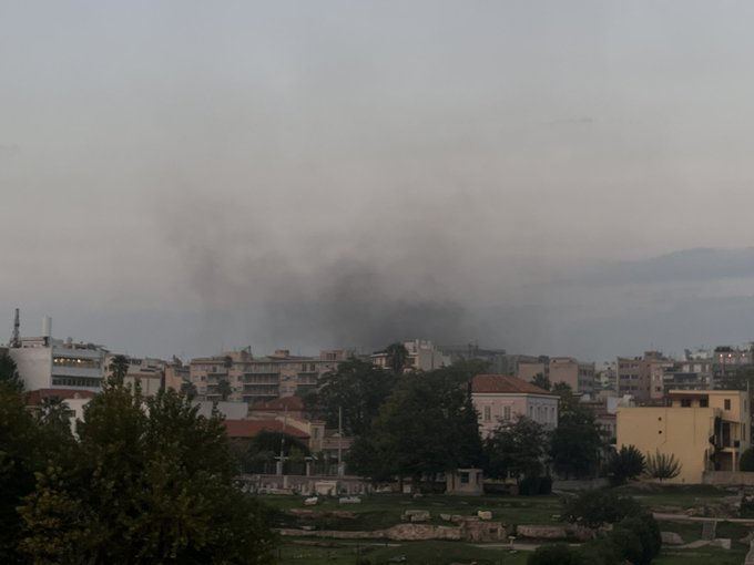 Πυρκαγιά σε ισόγειο εγκαταλελειμμένο κτήριο στη συμβολή των οδών Αγησιλάου και Ακάδημου στην Αθήνα