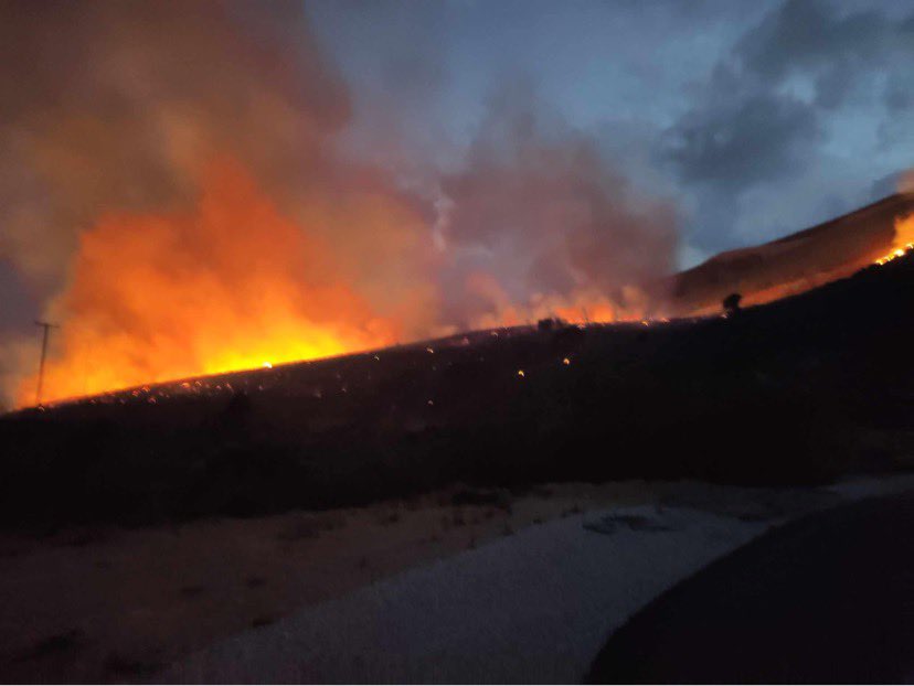 Εκτός ελέγχου μαίνεται η δασική πυρκαγιά στην Κάρυστο Ευβοίας