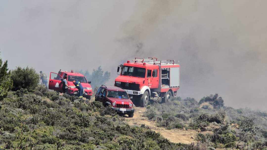 Κρήτη: Ανεξέλεγκτη η πυρκαγιά στο Λασίθι – Αυξήθηκαν οι τραυματίες, ενισχύονται οι δυνάμεις