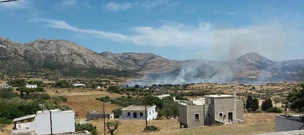 Πυρκαγιά σε χαμηλή βλάστηση στην περιοχή Σαγκρί Νάξου