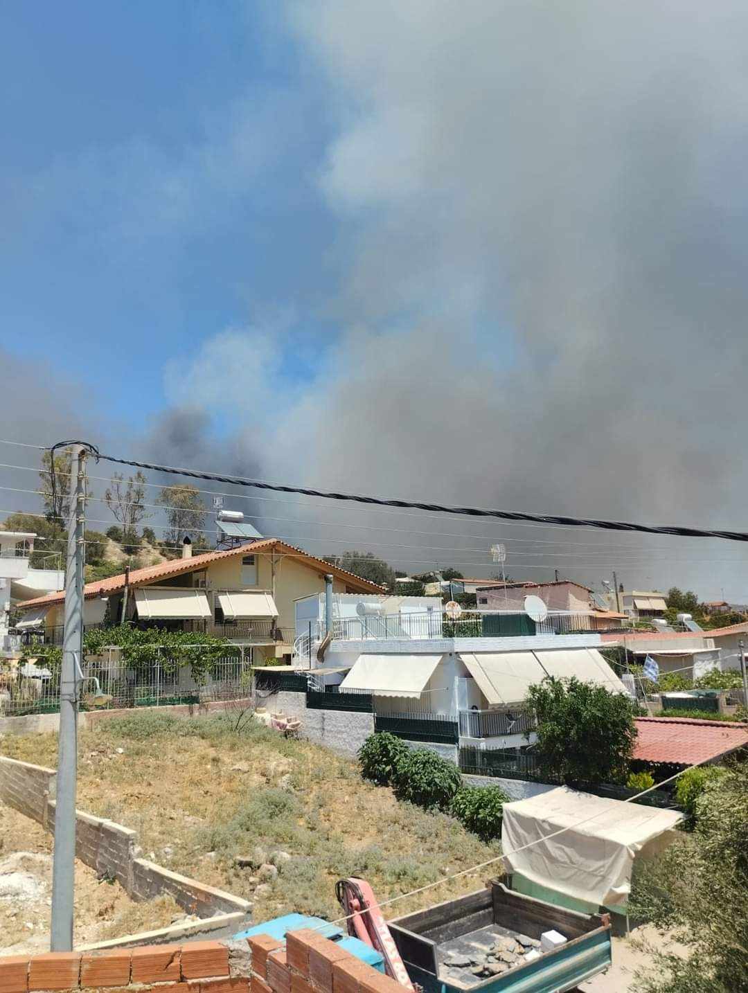 Πυρκαγιά σε χαμηλή βλάστηση σε παράδρομο της Λεωφόρου Βάρης -Κορωπίου