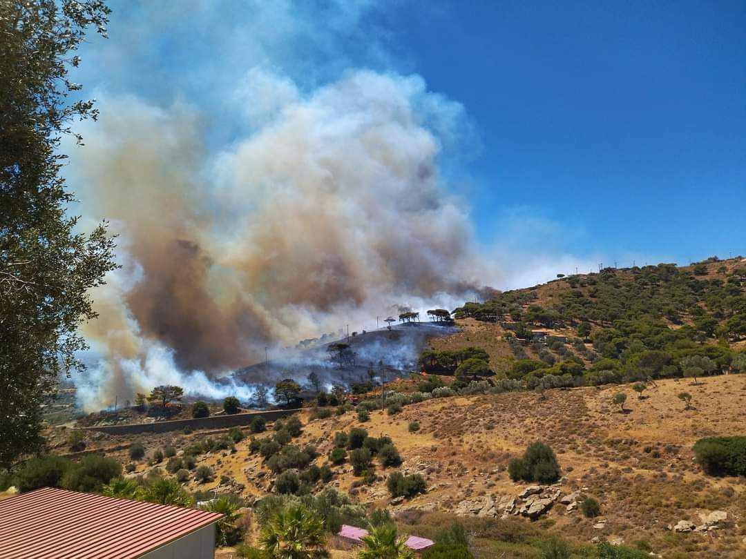 Πυρκαγιά σε χαμηλή βλάστηση στην περιοχή Πλάκα Κερατέας