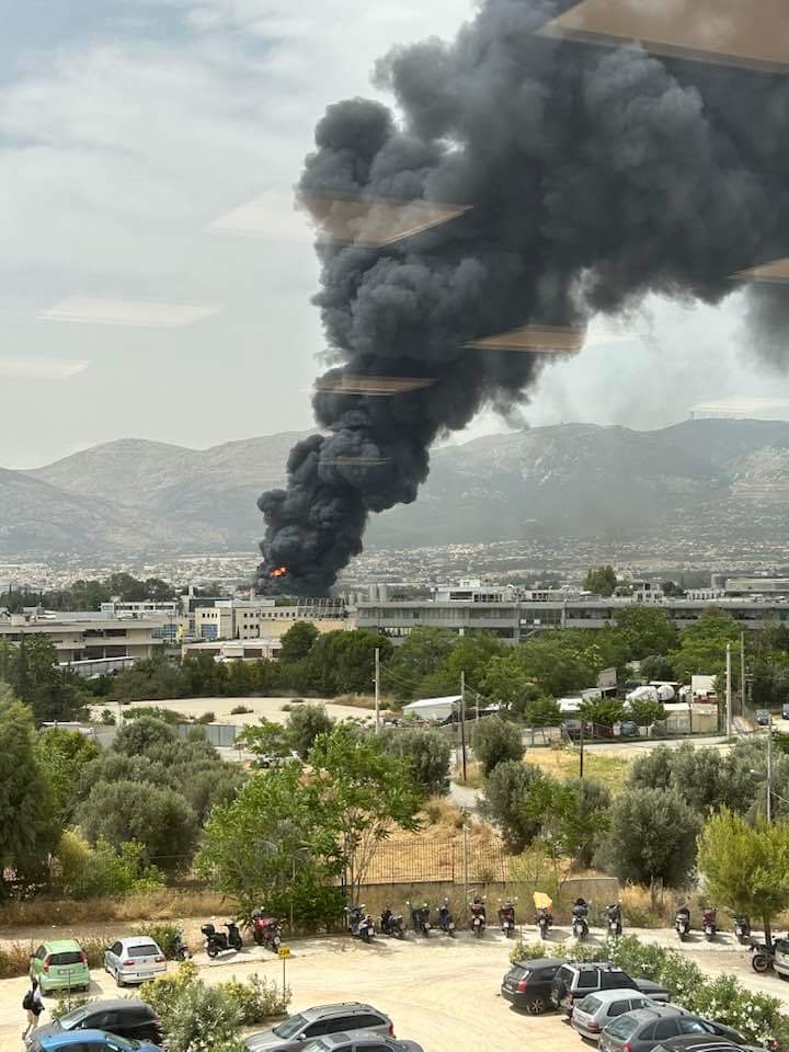 Πυρκαγιά σε εργοστάσιο στην Κάτω Κηφισιά - Μήνυμα από το 112