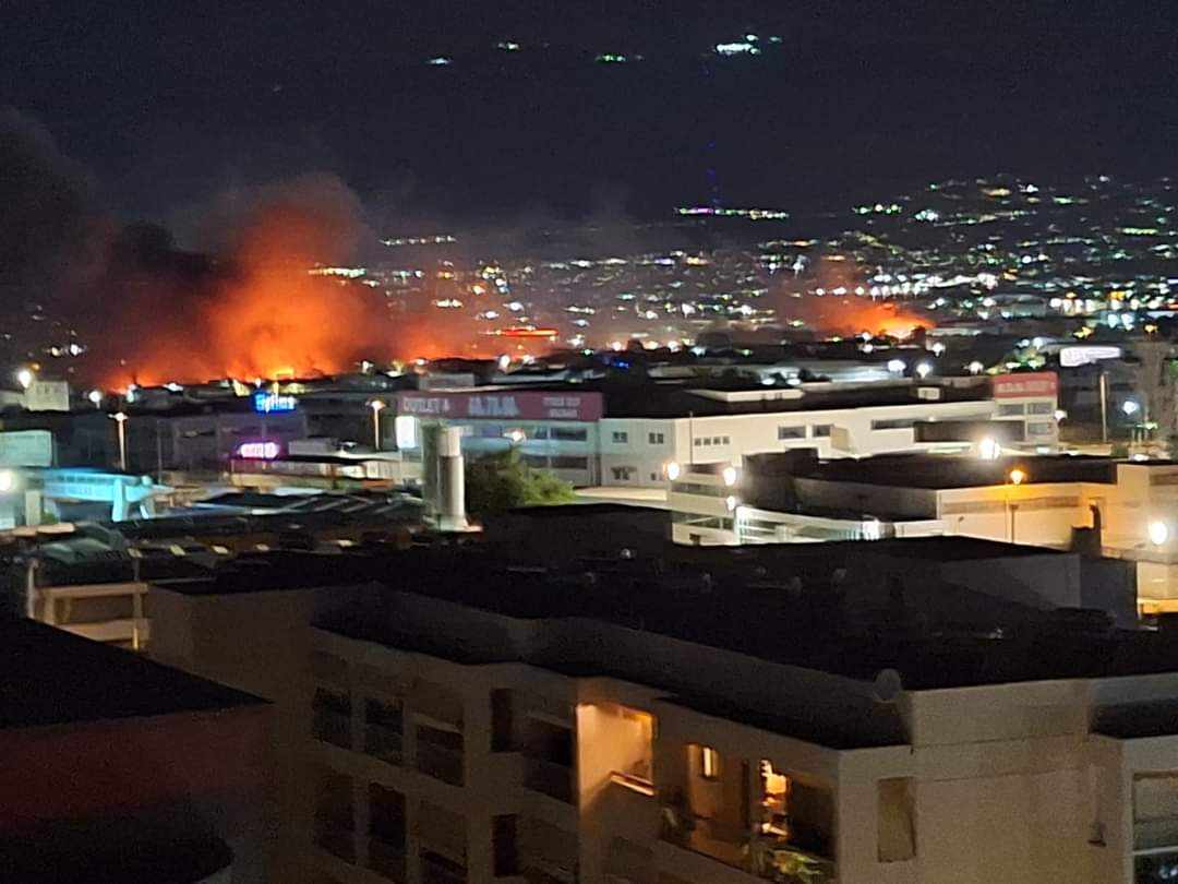 Πυρκαγιά σε χαμηλή βλάστηση επί της Λεωφόρου Καραμανλή στο Μενίδι