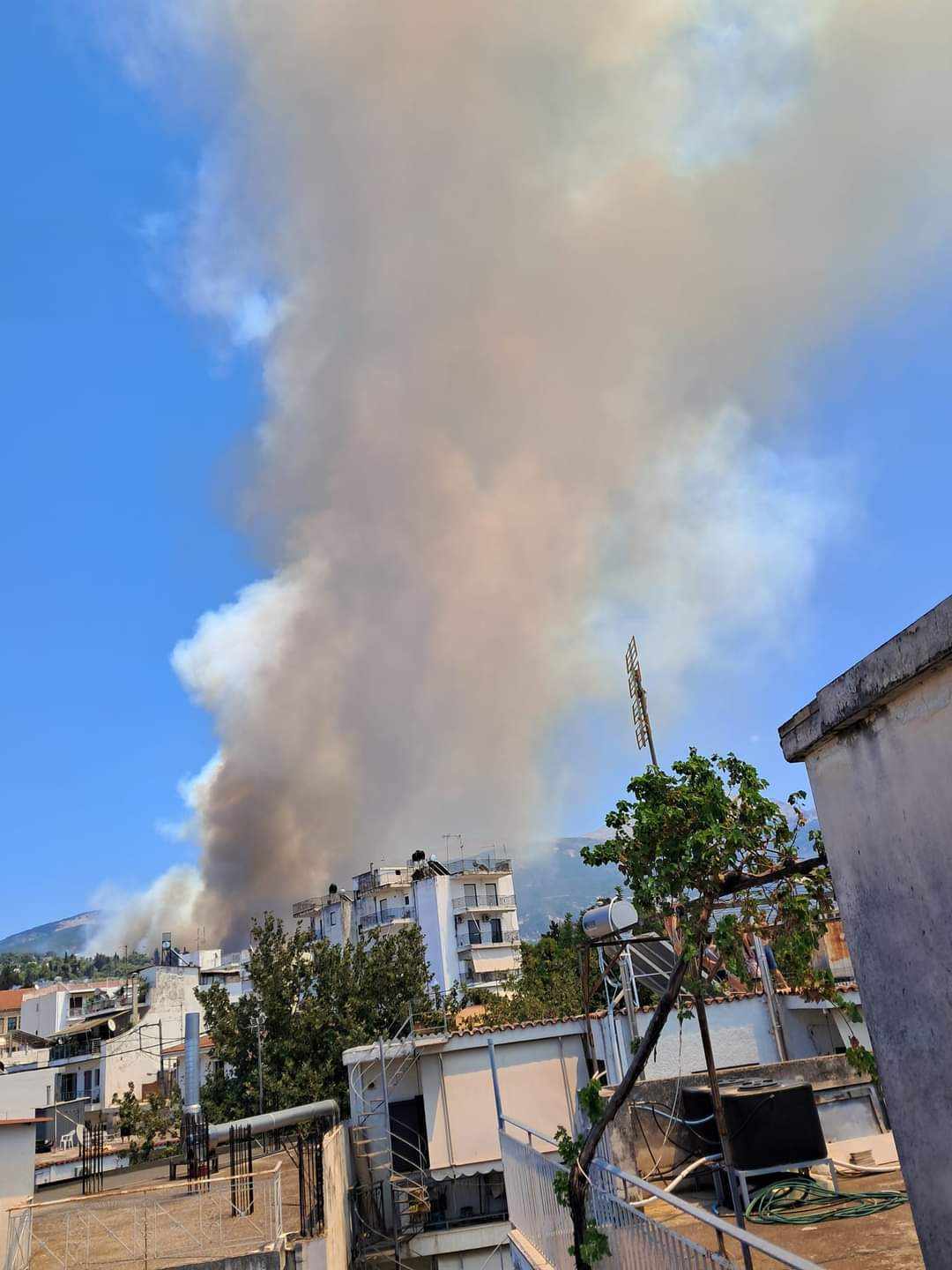 Πυρκαγιά σε χαμηλή βλάστηση πλησίον της οδού Αγίου Τρύφωνος στην Πάτρα