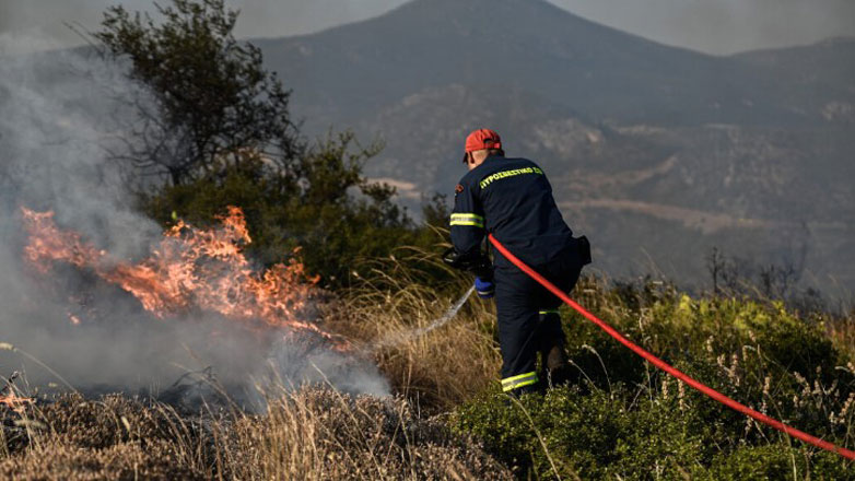 Άμεσα τέθηκε υπό μερικό έλεγχο πυρκαγιά σε χαμηλή βλάστηση στον Άγιο Χαράλαμπο Κορινθίας