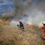 Σύλληψη για εμπρησμό σε ξηρά χόρτα εντός οικοπεδικού χώρου από πρόθεση στους Αγ. Αναργύρους Αττικής