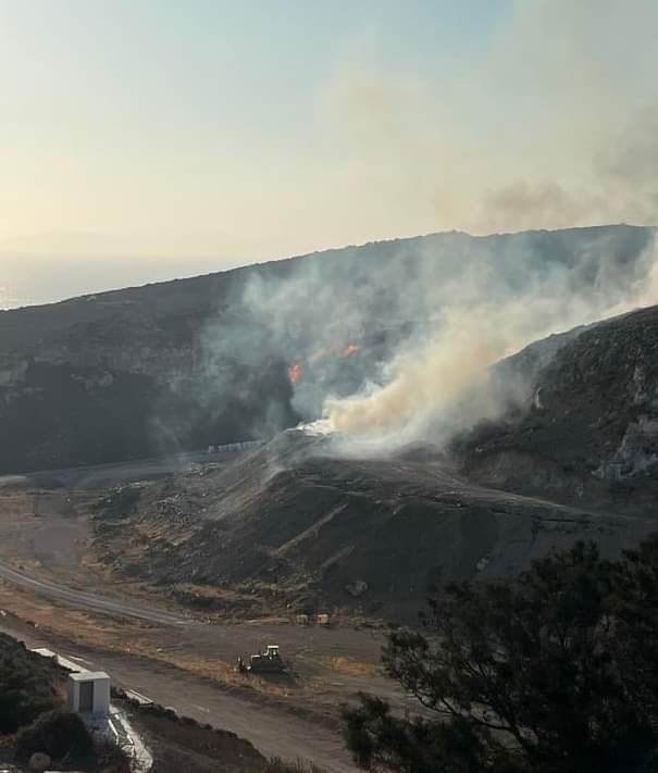 Πυρκαγιά σε χώρο εναπόθεσης απορριμμάτων στο νησί της Μήλου