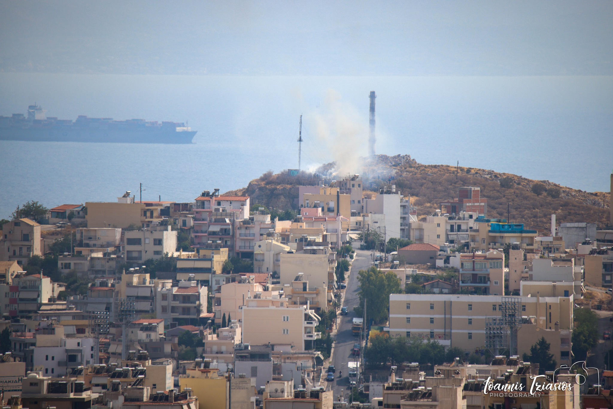 Πυρκαγιά σε χαμηλή βλάστηση στο Κατράκειο Νίκαιας Αττικής