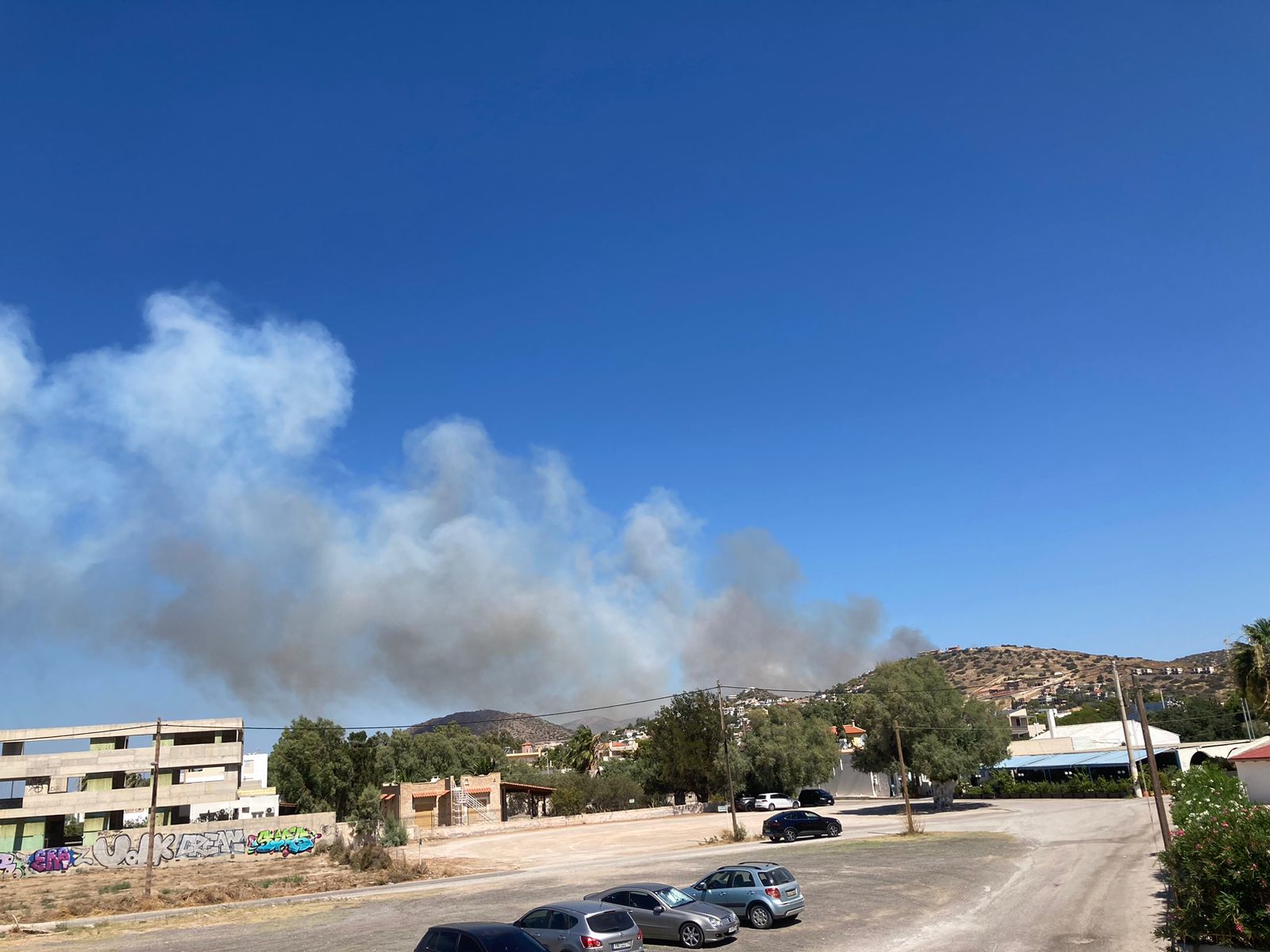 Πυρκαγιά σε χαμηλή βλάστηση στην περιοχή της Αγίας Μαρίνας στο Κωροπί