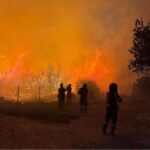 Πυρκαγιά στον Βαρνάβα: Ολονύχτια μάχη με τις φλόγες θα δώσουν οι Πυροσβέστες - Σταμάτησαν τα εναέρια μέσα