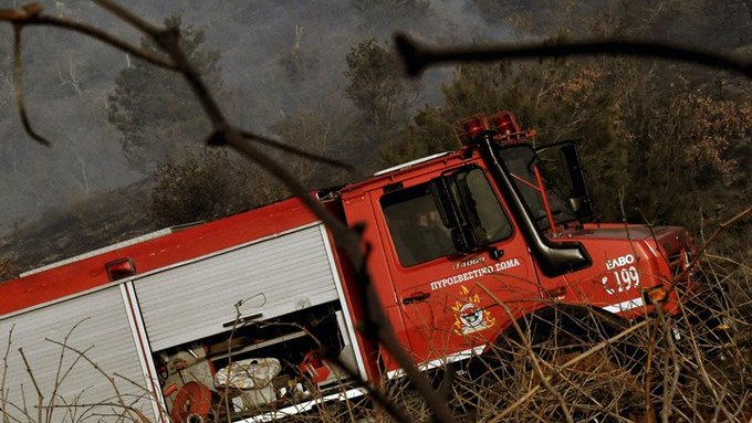 Πυρκαγιά σε χαμηλή βλάστηση στη συμβολή των οδών Μακεδονίας και Μάχης Μαραθώνα στο Μαραθώνα