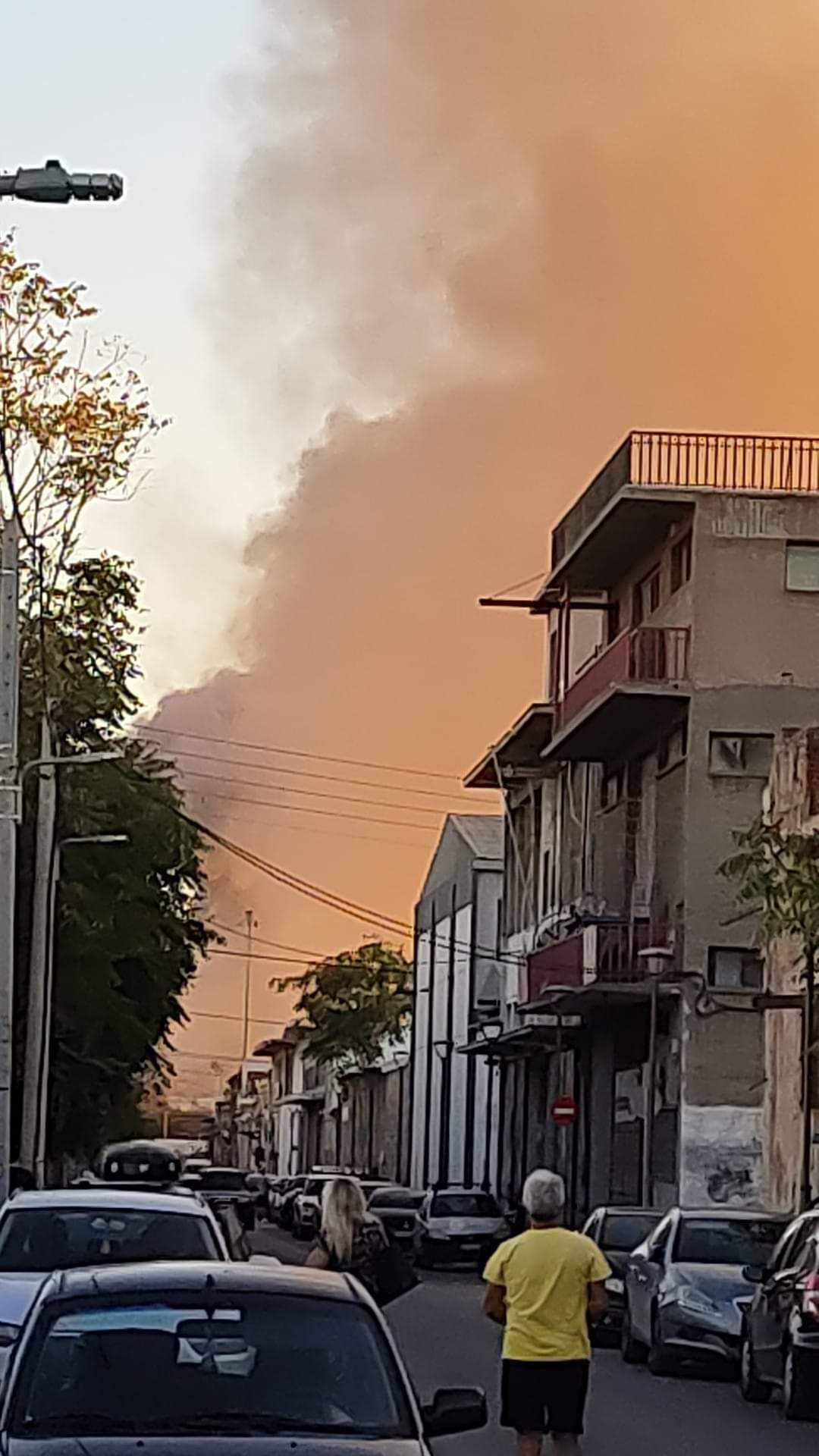 Πυρκαγιά σε εγκαταλελειμμένο κτίριο στη συμβολή των οδών Κέκροπος και Κασιμάτη στον Πειραιά