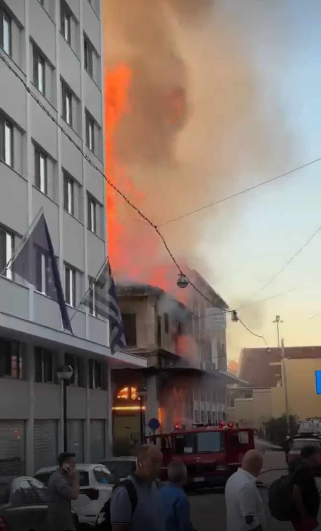 Πυρκαγιά σε εγκαταλελειμμένο κτίριο στη συμβολή των οδών Κέκροπος και Κασιμάτη στον Πειραιά