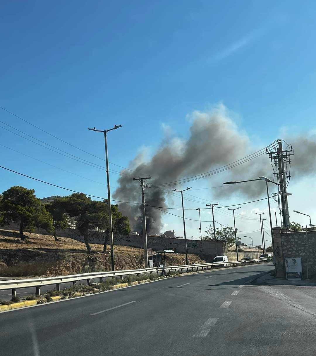 Πυρκαγιά σε χαμηλή βλάστηση στη συμβολή των οδών Τήνου και Παπανδρέου στο Πέραμα