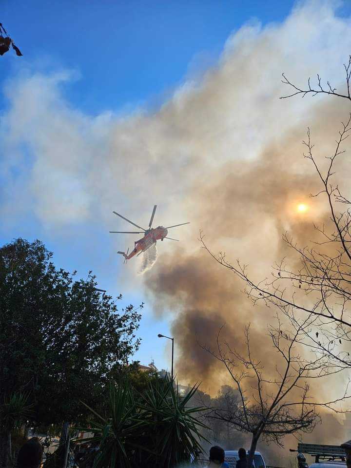 Πυρκαγιά σε χαμηλή βλάστηση στη συμβολή των οδών Τήνου και Παπανδρέου στο Πέραμα