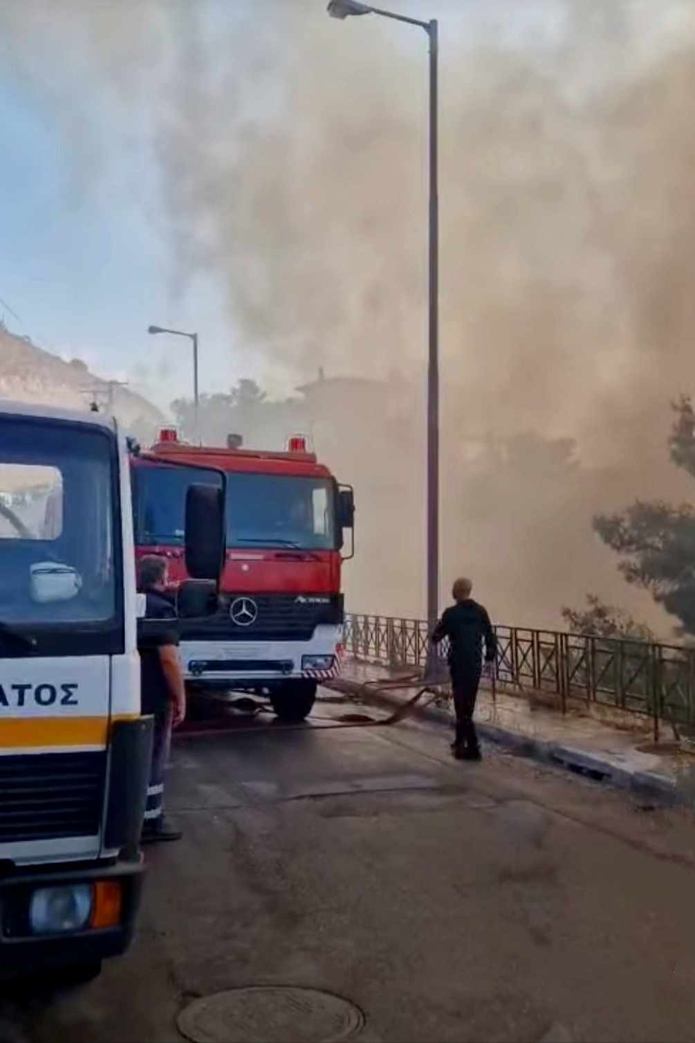 Πυρκαγιά σε χαμηλή βλάστηση στη συμβολή των οδών Τήνου και Παπανδρέου στο Πέραμα