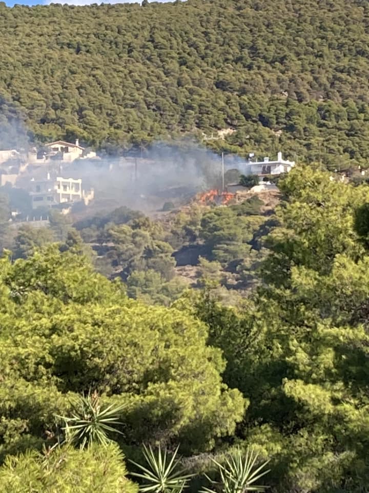 Πυρκαγιά σε χαμηλή βλάστηση στην περιοχή Διόνυσος Κερατέας Αττικής