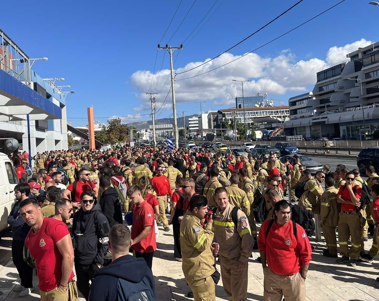 Eποχικοί Πυροσβέστες: 2.500 Πυροσβέστες έξω από το Υπουργείο Κλιματικής Κρίσης