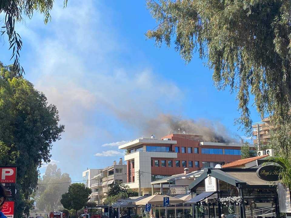 Πυρκαγιά σε εξωτερικό κλιμακοστάσιο κτιρίου επί της οδού Λαζαράκη Α. στη Γλυφάδα