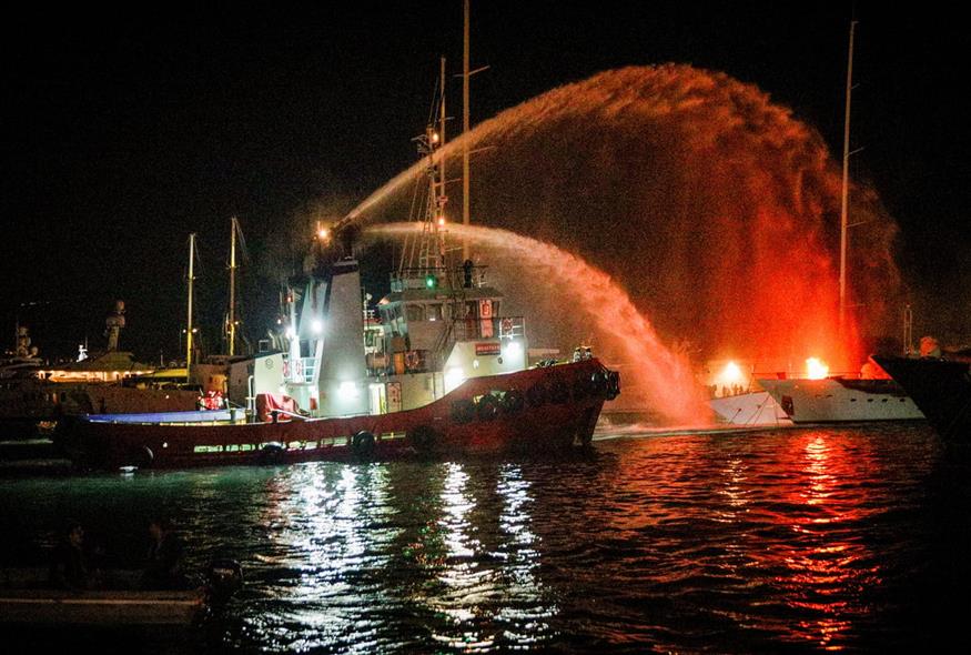 Πυρκαγιά στα δυο ελλιμενισμένα σκάφη στη μαρίνα του Πόρτο Καρράς