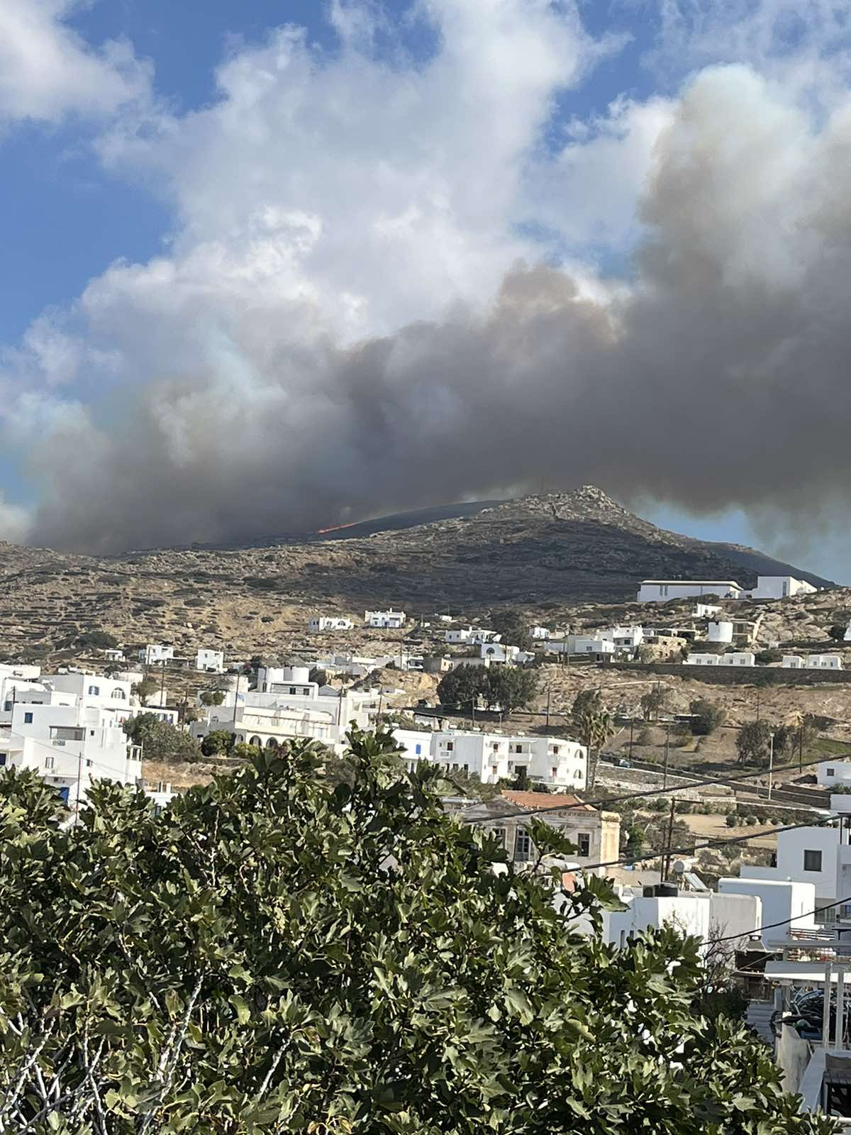 Πυρκαγιά σε χαμηλή βλάστηση στον Προφήτη Ηλία στη νήσο Ίο