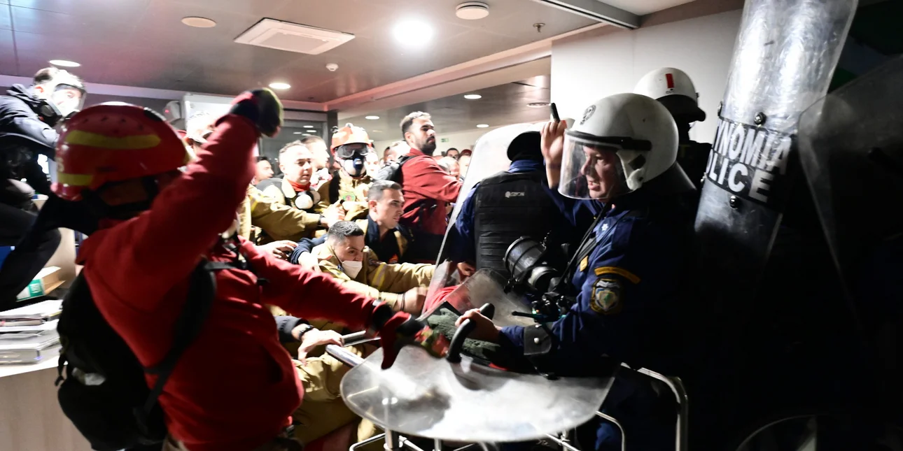 Συγκέντρωση έξω από την Βουλή - Τραυματισμοί Εποχικών Πυροσβεστων στα επεισόδια στο υπουργείο Κλιματικής