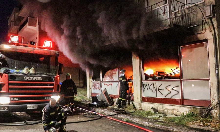 Πυρκαγιά σε ακατοίκητο κτίριο επί της οδού Βρασίδου στην Σπάρτη