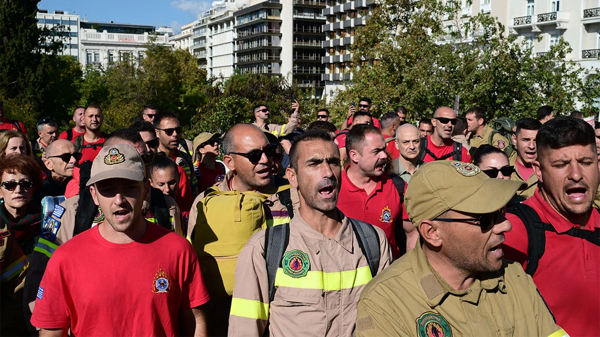 Συγκέντρωση έξω από την Βουλή - Τραυματισμοί Εποχικών Πυροσβεστων στα επεισόδια στο υπουργείο Κλιματικής