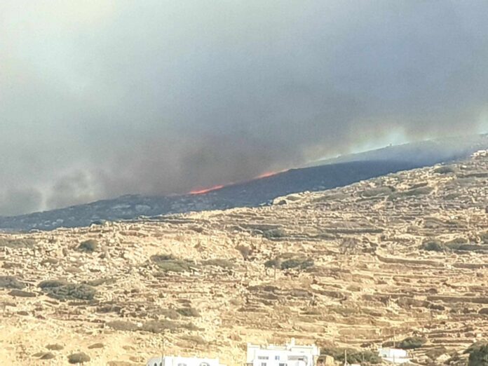 Πυρκαγιά σε χαμηλή βλάστηση στον Προφήτη Ηλία στη νήσο Ίο