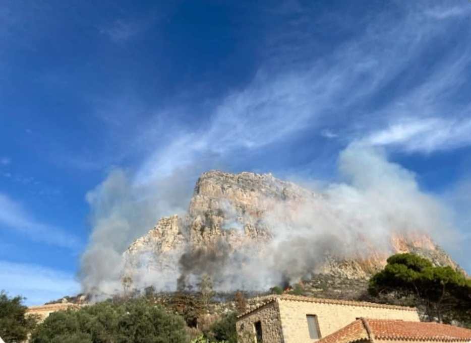 Πυρκαγιά σε χαμηλή βλάστηση στη Μονεμβασιά