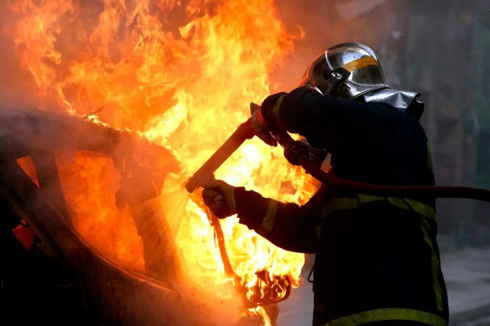 Πυρκαγιά σε Ι.Χ σε υπαίθριο χώρο στάθμευσης επί της Λεωφόρου Δημοκρατίας στο Ίλιον