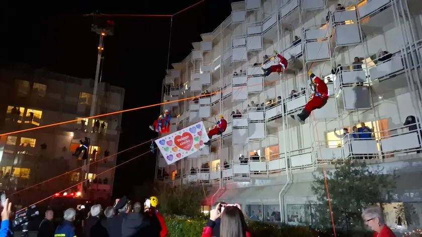 Ιπτάμενοι Αγιο-Βασίληδες χάρισαν δώρα και χαμόγελα στα παιδιά της Ογκολογικής του ΠΑΓΝΗ