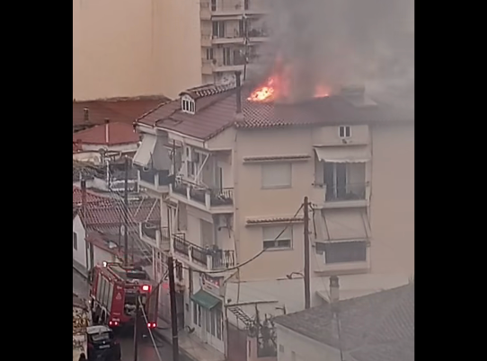 Πυρκαγιά σε κεραμοσκεπή κτιρίου διαμερισμάτων επί της οδού Αγχιάλου στην Κομοτηνή