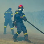 Μαίνεται η πυρκαγιά σε δύσβατο σημείο στα Χανιά - Ενισχύθηκαν οι δυνάμεις