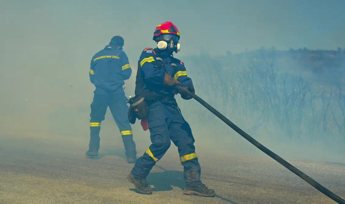 Μαίνεται η πυρκαγιά σε δύσβατο σημείο στα Χανιά - Ενισχύθηκαν οι δυνάμεις