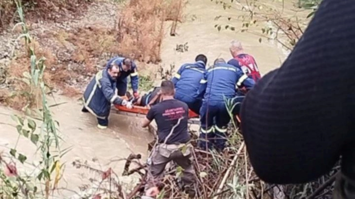 Χείμαρρος παρέσυρε άνδρα στην Ναύπακτο - Διασώθηκε από πυροσβέστες