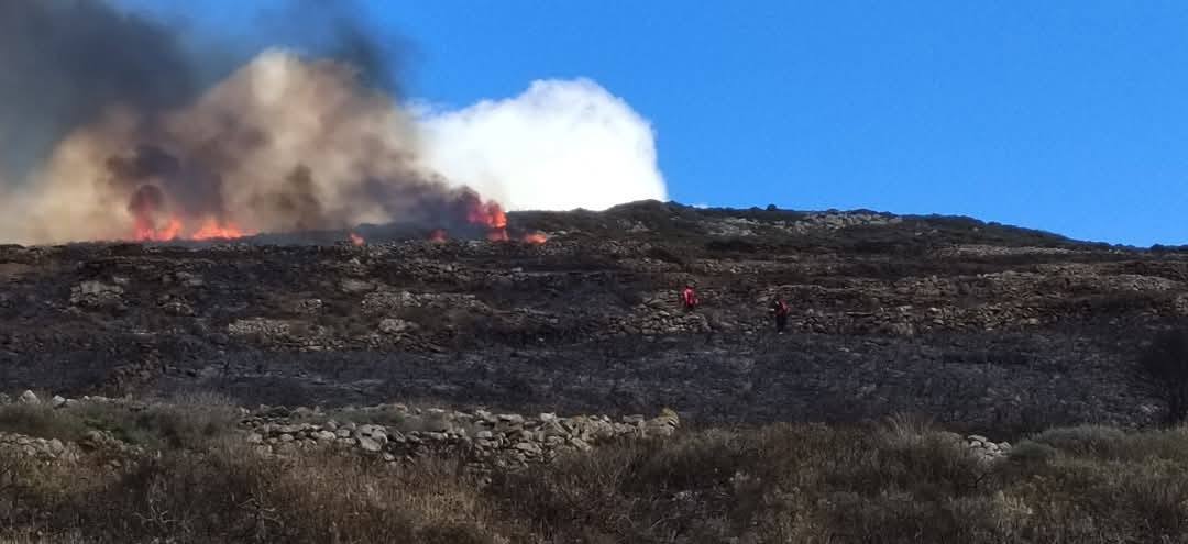 Υπό μερικό έλεγχο τέθηκε η πυρκαγιά στην περιοχή Βουνιά Μαραθίου στην Πάρο